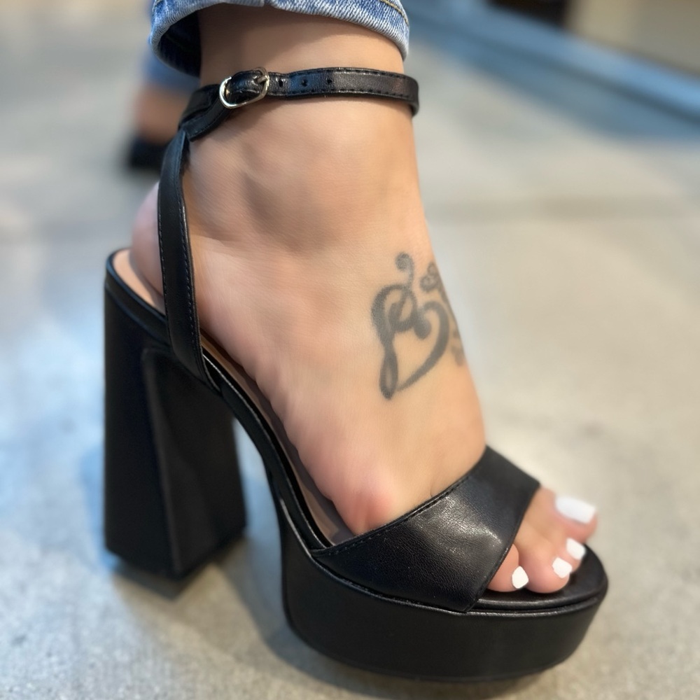 NEW!! Sleek Black Platform Sandals with Chunky Heel - Picture 4 of 7
